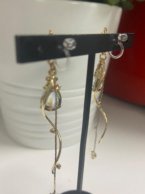 ハンドメイド しずくのチャームとデザインチャームを使用した樹脂のノンホールピアス クリア < 女性ファッション  ハンドメイド しずくのチャームとデザインチャームを使用した樹脂のノンホールピアス クリア < 女性ファッションの