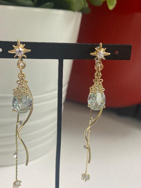 ハンドメイド しずくのチャームとデザインチャームを使用した樹脂のノンホールピアス クリア < 女性ファッション  ハンドメイド しずくのチャームとデザインチャームを使用した樹脂のノンホールピアス クリア < 女性ファッションの