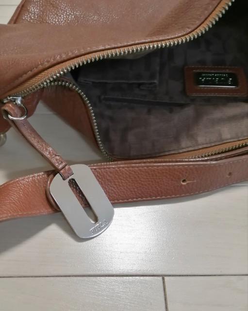 FURLAショルダーバッグ極美品ブラウン本革男女兼用活躍オシャレ高級収納力抜群コーチバッグ好きな方も < 女性ファッション  FURLAショルダーバッグ極美品ブラウン本革男女兼用活躍オシャレ高級収納力抜群コーチバッグ好きな方も < 女性ファッションの