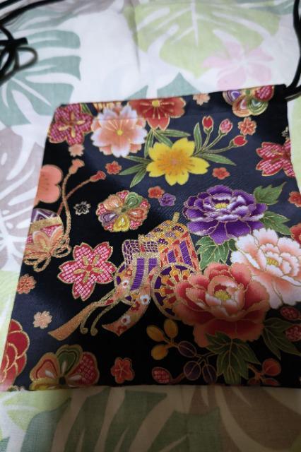 ★処分品★黒×牡丹桜花山車金折鶴和柄ナナメ掛巾着袋 < キッズ/ベビー  ★処分品★黒×牡丹桜花山車金折鶴和柄ナナメ掛巾着袋  < キッズ/ベビーの