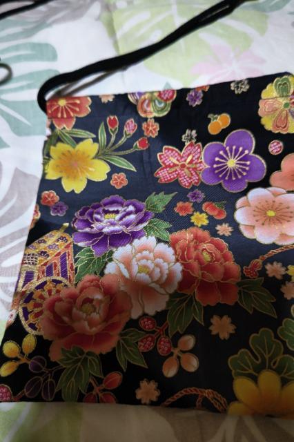 ★処分品★黒×牡丹桜花山車金折鶴和柄ナナメ掛巾着袋 < キッズ/ベビー  ★処分品★黒×牡丹桜花山車金折鶴和柄ナナメ掛巾着袋 < キッズ/ベビーの