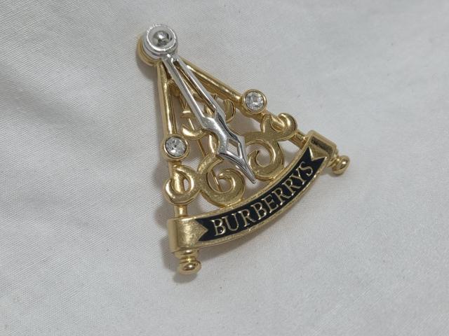 正規良 希少 バーバリー ヴィンテージ ライトストーン×ロゴ文字 スイングブローチ金 ゴールド 可動式針 アンティーク時計モチーフ < ブランド 正規良 希少 バーバリー ヴィンテージ ライトストーン×ロゴ文字 スイングブローチ金 ゴールド 可動式針 アンティーク時計モチーフ < ブランドの