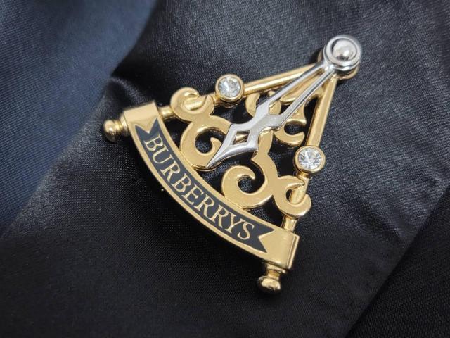 正規良 希少 バーバリー ヴィンテージ ライトストーン×ロゴ文字 スイングブローチ金 ゴールド 可動式針 アンティーク時計モチーフ < ブランド 正規良 希少 バーバリー ヴィンテージ ライトストーン×ロゴ文字 スイングブローチ金 ゴールド 可動式針 アンティーク時計モチーフ < ブランドの