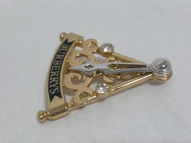 正規良 希少 バーバリー ヴィンテージ ライトストーン×ロゴ文字 スイングブローチ金 ゴールド 可動式針 アンティーク時計モチーフ < ブランド 正規良 希少 バーバリー ヴィンテージ ライトストーン×ロゴ文字 スイングブローチ金 ゴールド 可動式針 アンティーク時計モチーフ < ブランドの