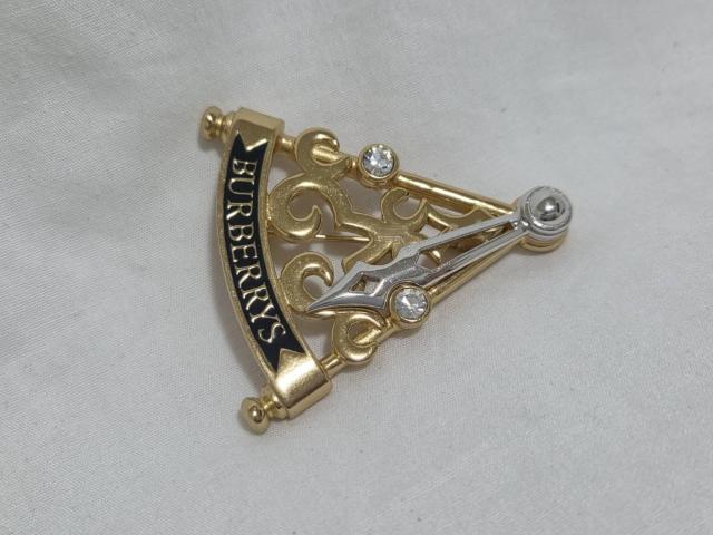 正規良 希少 バーバリー ヴィンテージ ライトストーン×ロゴ文字 スイングブローチ金 ゴールド 可動式針 アンティーク時計モチーフ < ブランド 正規良 希少 バーバリー ヴィンテージ ライトストーン×ロゴ文字 スイングブローチ金 ゴールド 可動式針 アンティーク時計モチーフ < ブランドの
