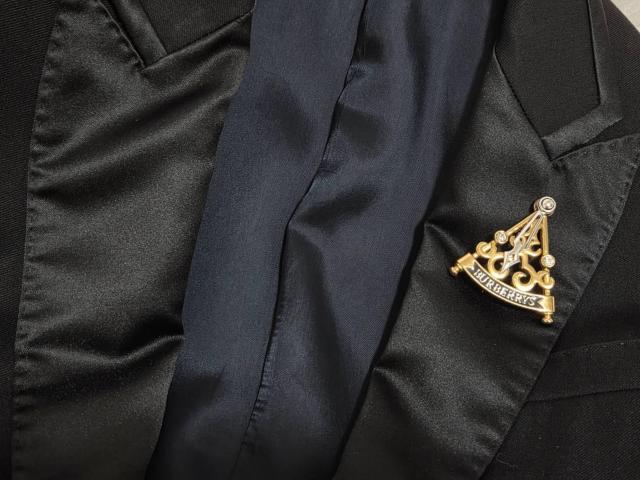 正規良 希少 バーバリー ヴィンテージ ライトストーン×ロゴ文字 スイングブローチ金 ゴールド 可動式針 アンティーク時計モチーフ < ブランド 正規良 希少 バーバリー ヴィンテージ ライトストーン×ロゴ文字 スイングブローチ金 ゴールド 可動式針 アンティーク時計モチーフ < ブランドの