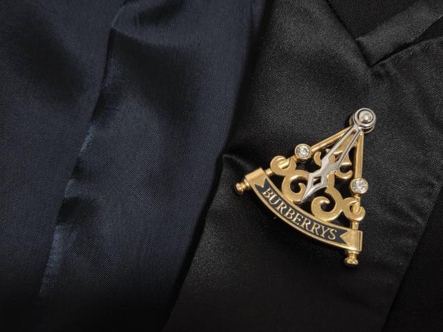 正規良 希少 バーバリー ヴィンテージ ライトストーン×ロゴ文字 スイングブローチ金 ゴールド 可動式針 アンティーク時計モチーフ < ブランド 正規良 希少 バーバリー ヴィンテージ ライトストーン×ロゴ文字 スイングブローチ金 ゴールド 可動式針 アンティーク時計モチーフ < ブランドの