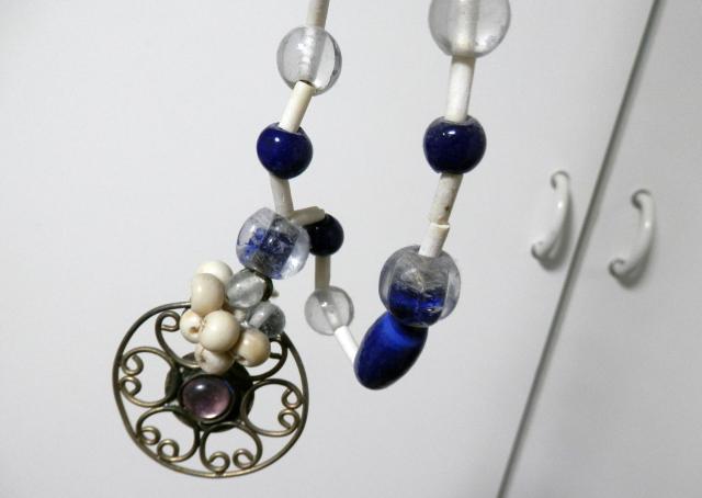 ■■即決■■フォークロア調の素敵なペンダント、透けるガラスとブルーガラスに金属のヘッド! < 女性アクセサリー/時計  ■■即決■■フォークロア調の素敵なペンダント、透けるガラスとブルーガラスに金属のヘッド! < 女性アクセサリー/時計の