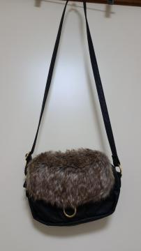 美品 ファーにゴールドリングがおしゃれなショルダー