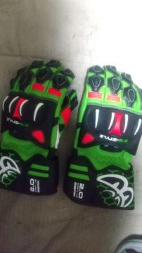 �x���b�N���[�V���O�O���[�u�ł��B�T�C�YL