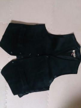 スェードっぽい肌触り 黒のベスト