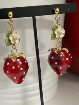 ハンドメイド いちごのチャームを使用したピアス