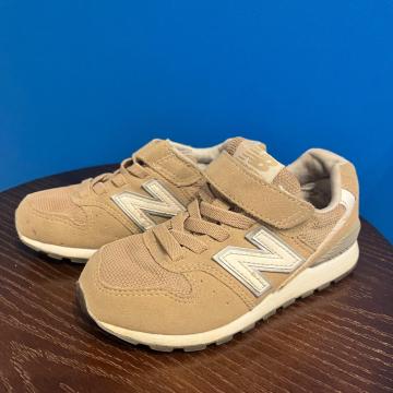 �j���[�o�����X YV996CBE �L�b�Y�X�j�[�J�[ 17cm �x�[�W�� �q���C �}�W�b�N�e�[�v