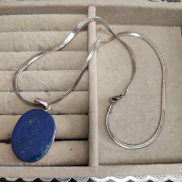 ���s�X���Y���̃l�b�N���X