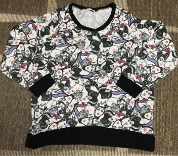 ディズニー・ヴィランズ柄スウェットプルオーバー。