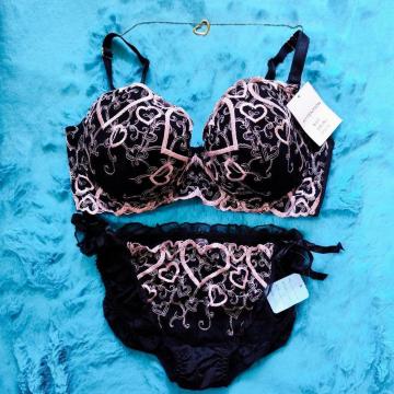 激エロカワッ。。。ハートブラチャーム付。F80×L。。ゴージャスハート柄刺繍ブラジャー&ショーツセット紐パン調グラマー大きいサイズ