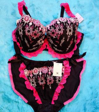 ゴージャス刺繍レースがエロ可愛ッ。。。H90×5L。。グラマラスブラジャー&ショーツセット。大きいサイズグラマー希少サイズ。。。