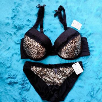 大人Sexy。。。ツルツルサテン。。ヒョウ柄ブラジャー&ショーツセット。。グラマー大きいサイズ。。豹柄。。