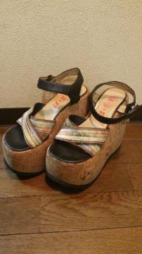 アンテナ花びら付きレインボー厚底サンダル定価12800円の品