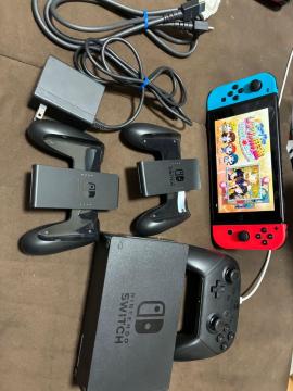 Nintendo Switch �{�̃Z�b�g (�l�I���J���[) �{ Pro�R���g���[���[
