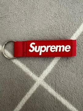 supreme�L�[�z���_�[
