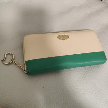 ツモリチサト アイボリーとグリーンの長財布