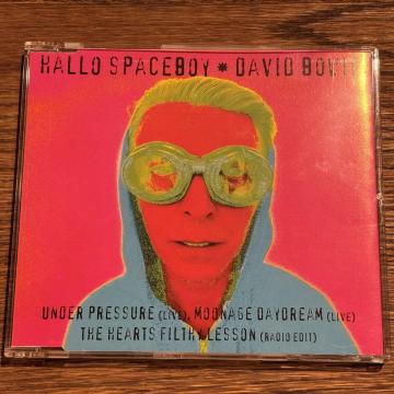 yDavid BowiezHallo Spaceboy