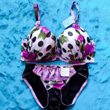 エロ可愛ッ.。。F80×LL柄。。フラワー×ドット柄シフォンブラジャー&ショーツセット。。グラマー大きいサイズパープル系