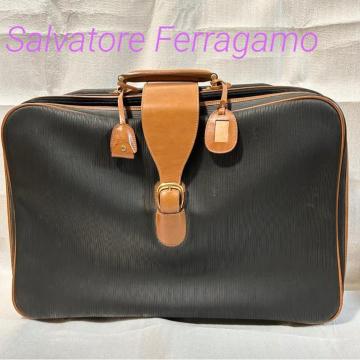 i Salvatore Ferragamo tFK PVC U[ gNP[X gxobO s {Xg