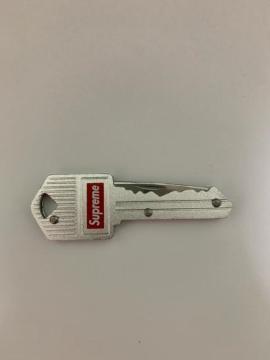 supreme�L�[�z���_�[