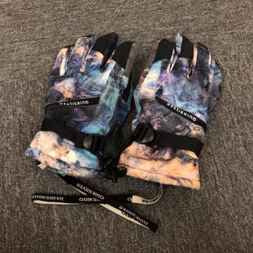  QUIKSILVER Xm[O[u  L