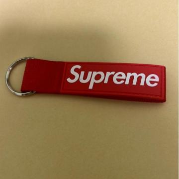 Supreme �L�[�z���_�[