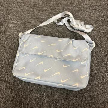 ���� NIKE �i�C�L �V�����_�[�o�b�O �t���[�`���� 365 �N���X�{�f�B