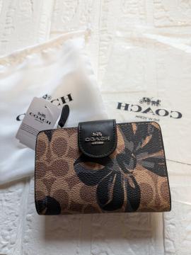 COACH��܂���z�V�O�l�`���[���{����