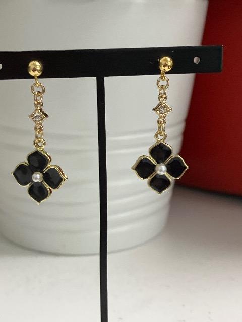 ハンドメイド 黒い花のチャームを使用したピアス < 女性ファッション  ハンドメイド 黒い花のチャームを使用したピアス  < 女性ファッションの
