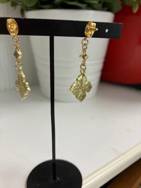 ハンドメイド 黒い花のチャームを使用したピアス < 女性ファッション  ハンドメイド 黒い花のチャームを使用したピアス < 女性ファッションの