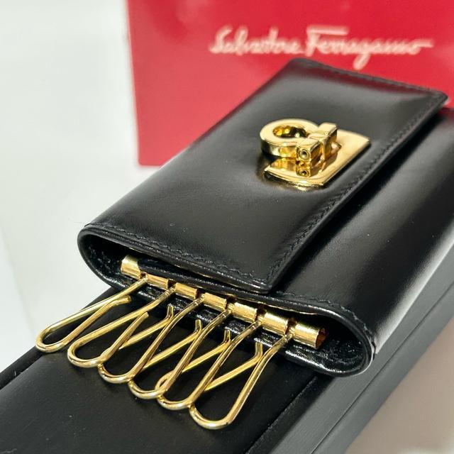 ���i Salvatore Ferragamo �t�F���K�� 6�A�L�[�P�[�X �u���b�N ���U�[ �K���`�[�j �� �u�����h�� 
