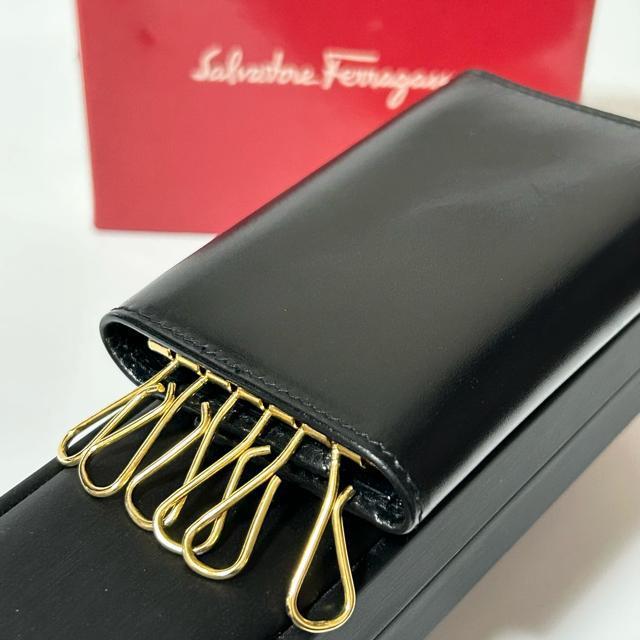 ���i Salvatore Ferragamo �t�F���K�� 6�A�L�[�P�[�X �u���b�N ���U�[ �K���`�[�j �� �u�����h�� 
