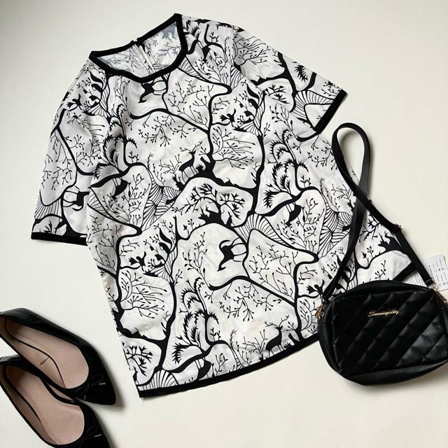 ◆タグ付き新品◆総柄半袖ブラウス◆モノトーン◆白黒◆オフィスカジュアル◆フリーF < 女性ファッション  ◆タグ付き新品◆総柄半袖ブラウス◆モノトーン◆白黒◆オフィスカジュアル◆フリーF < 女性ファッションの