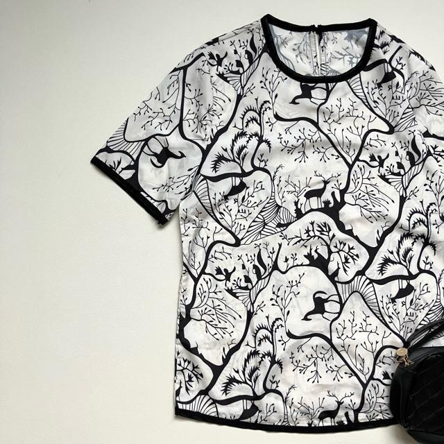 ◆タグ付き新品◆総柄半袖ブラウス◆モノトーン◆白黒◆オフィスカジュアル◆フリーF < 女性ファッション  ◆タグ付き新品◆総柄半袖ブラウス◆モノトーン◆白黒◆オフィスカジュアル◆フリーF < 女性ファッションの