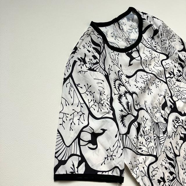 ◆タグ付き新品◆総柄半袖ブラウス◆モノトーン◆白黒◆オフィスカジュアル◆フリーF < 女性ファッション  ◆タグ付き新品◆総柄半袖ブラウス◆モノトーン◆白黒◆オフィスカジュアル◆フリーF < 女性ファッションの