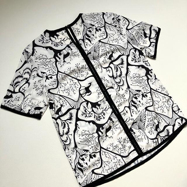 ◆タグ付き新品◆総柄半袖ブラウス◆モノトーン◆白黒◆オフィスカジュアル◆フリーF < 女性ファッション  ◆タグ付き新品◆総柄半袖ブラウス◆モノトーン◆白黒◆オフィスカジュアル◆フリーF < 女性ファッションの