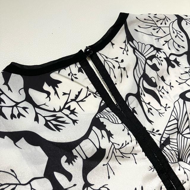 ◆タグ付き新品◆総柄半袖ブラウス◆モノトーン◆白黒◆オフィスカジュアル◆フリーF < 女性ファッション  ◆タグ付き新品◆総柄半袖ブラウス◆モノトーン◆白黒◆オフィスカジュアル◆フリーF < 女性ファッションの