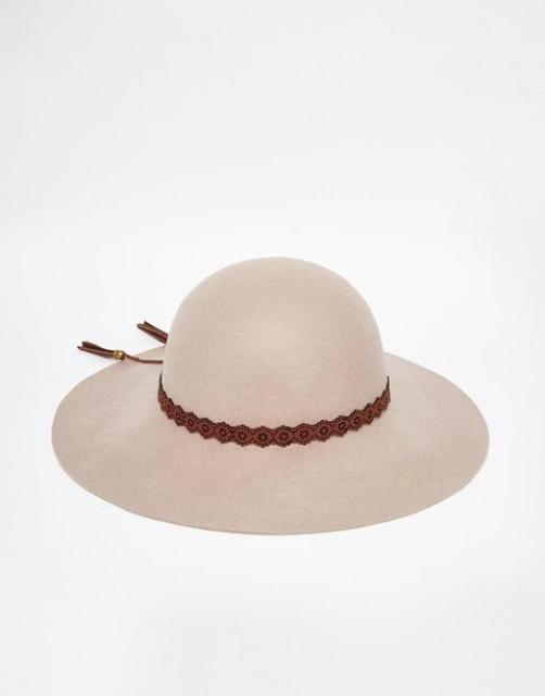 グレーベージュハット ウール百 小さめ 合皮カットワーク飾り < 女性ファッション  グレーベージュハット ウール百 小さめ 合皮カットワーク飾り < 女性ファッションの