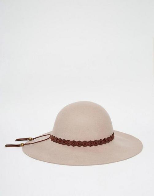 グレーベージュハット ウール百 小さめ 合皮カットワーク飾り < 女性ファッション  グレーベージュハット ウール百 小さめ 合皮カットワーク飾り < 女性ファッションの