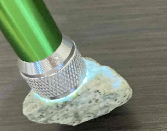 700円スタート!「お守り」や「ワイヤー作家」の素材に「阿波ホワイト翡翠」原石 < 女性ファッション  700円スタート!「お守り」や「ワイヤー作家」の素材に「阿波ホワイト翡翠」原石 < 女性ファッションの