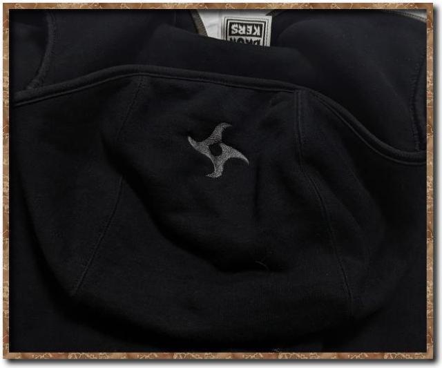 パンクドランカーズ 刺繍入りジップパーカー 黒 < 女性ファッション  パンクドランカーズ 刺繍入りジップパーカー 黒 < 女性ファッションの