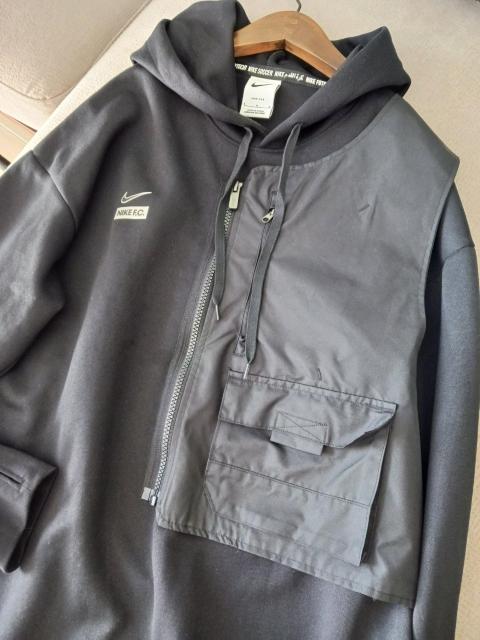 NIKEiCL/p[J[O|PbgtubNp[J[