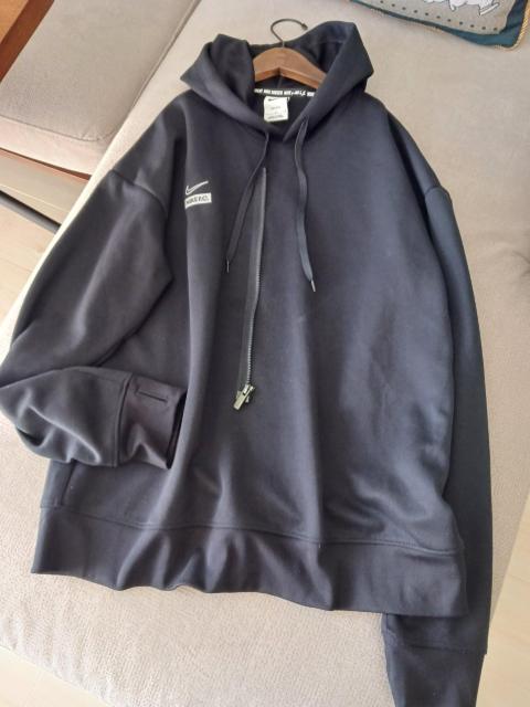 NIKEiCL/p[J[O|PbgtubNp[J[