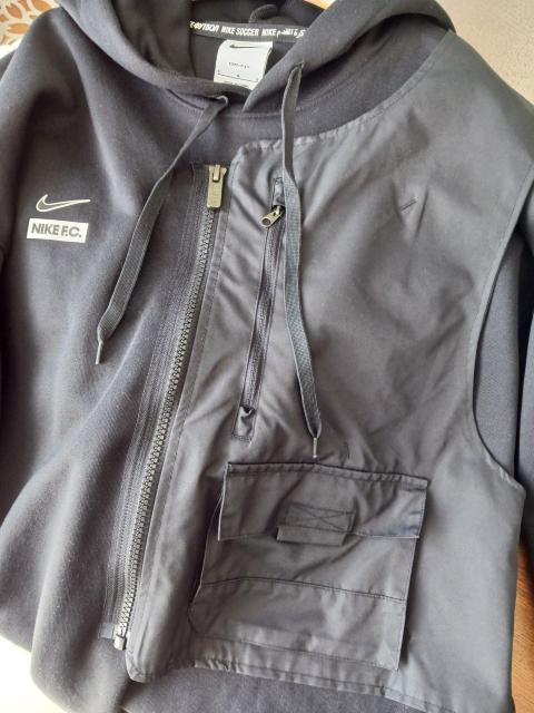 NIKEiCL/p[J[O|PbgtubNp[J[